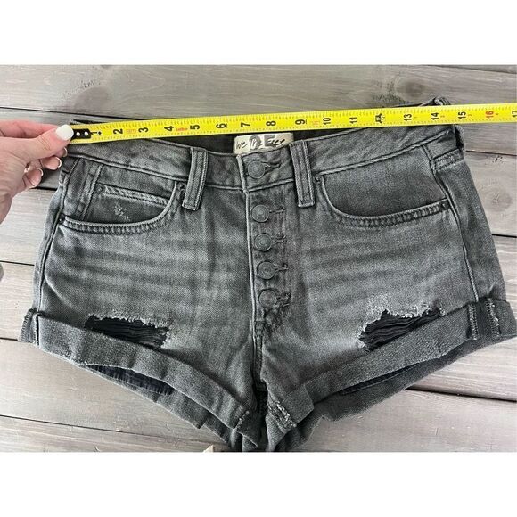 Free People We The Free Romeo Rolled Cut Off Short in Black Mambo Size 25 - Picture 9 of 13
